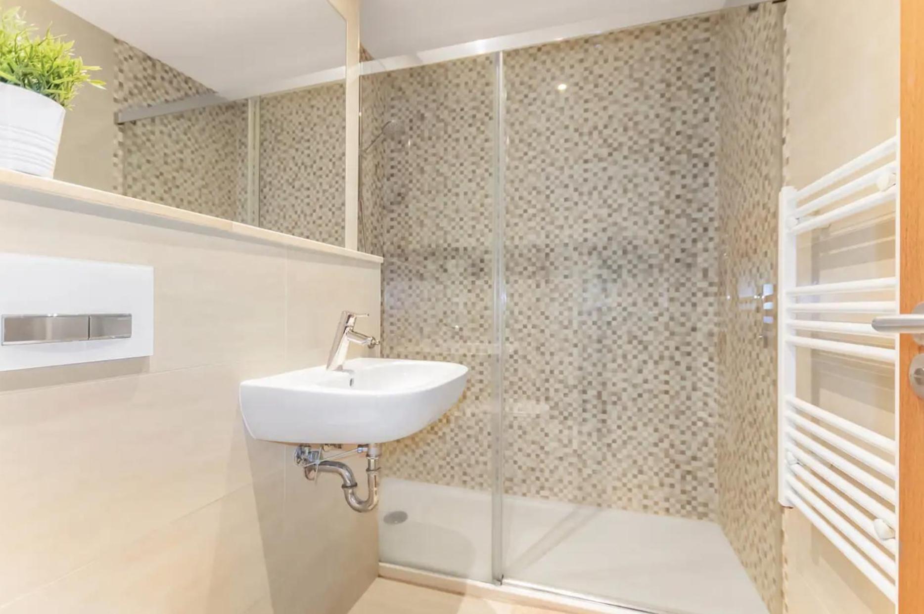 West One Studio Apartments Gibraltar Extérieur photo