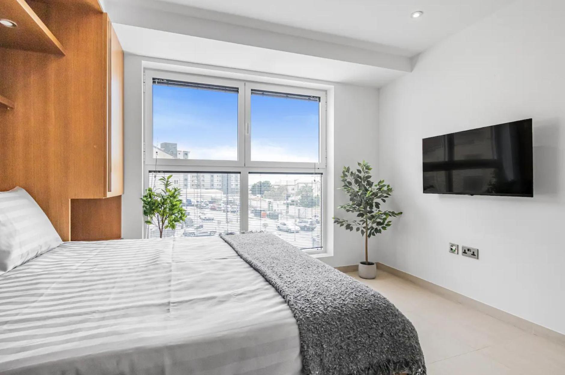 West One Studio Apartments Gibraltar Extérieur photo