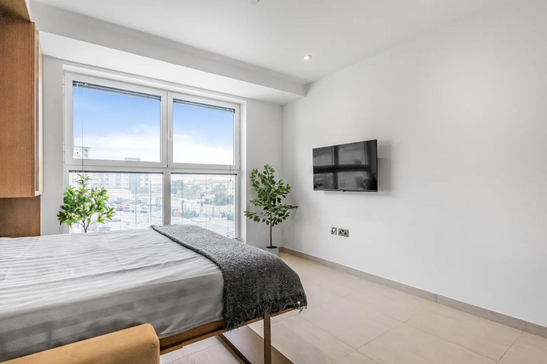 West One Studio Apartments Gibraltar Extérieur photo